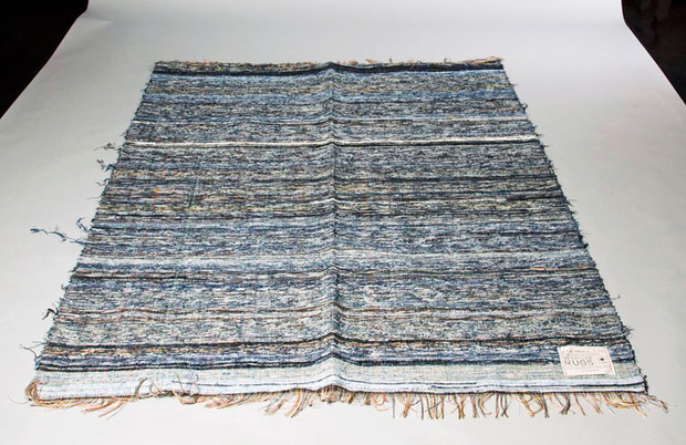 Easy-to-follow free pattern for using recycled denim blue jeans to make a  woven throw rug. | Denim rag quilt, Denim quilt patterns, Blue jean rug