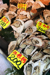 Tsukiji-oysters-wom1.jpg