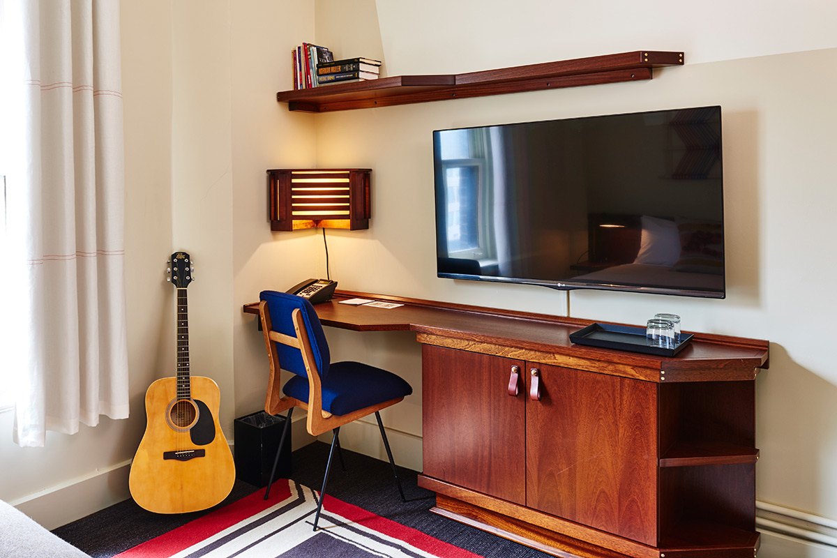 room-desk-new-freehand-chicago-hotel-hostel-design.jpg
